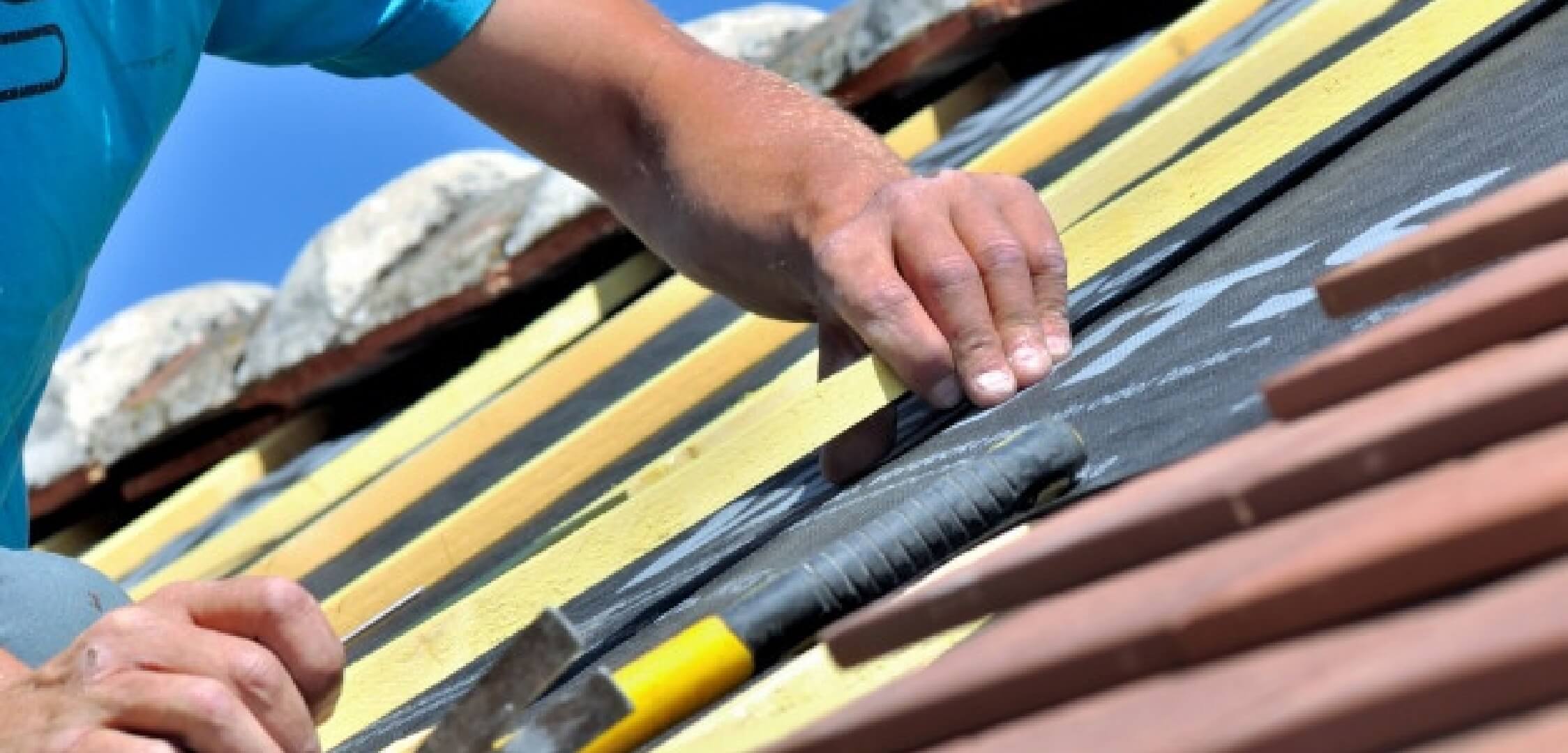 close hands worker renoving e roof house_100787 2002@2x