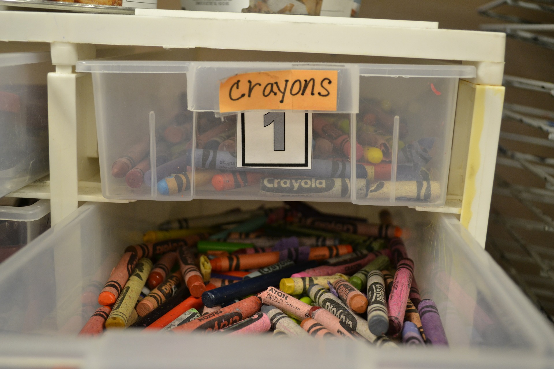 crayons-433178_1920.jpg